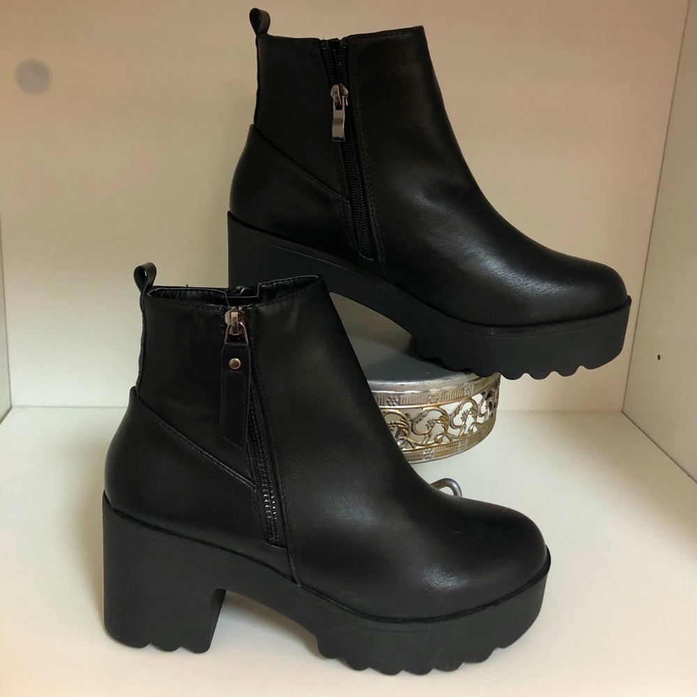 REFRESH black platform boots